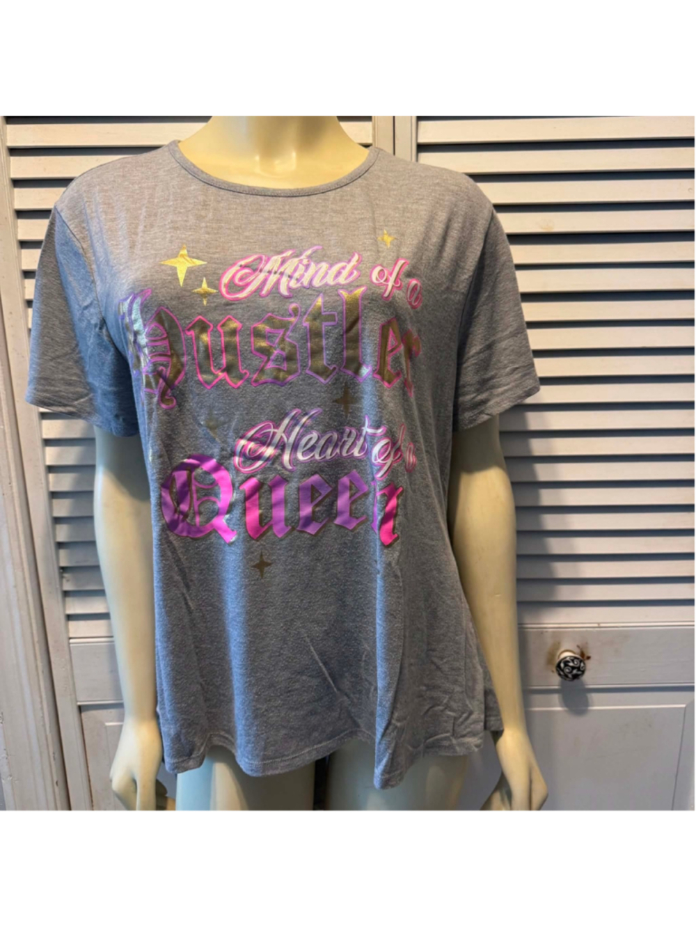 Top Fashion Graphic Tee Size 2X Grey Pink Mind of a Hustler Heart of a Queen